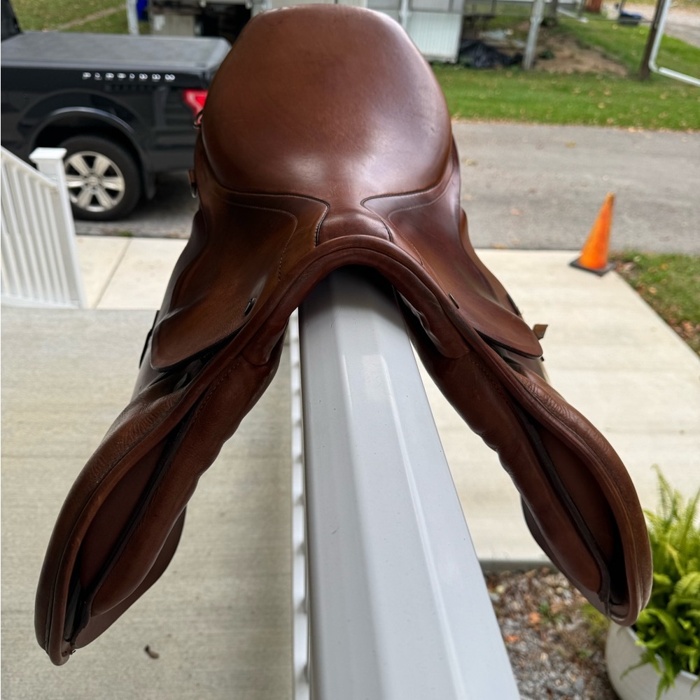Stübben Edelweiss Jumping Saddle – 16” Seat (Made in Switzerland) - Picture 4 of 16